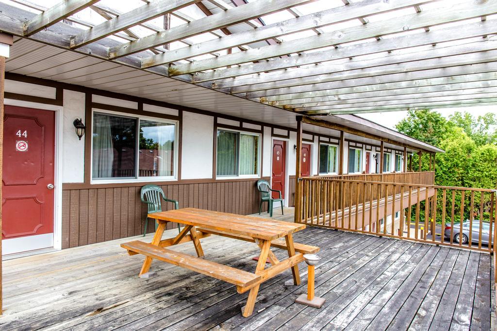 Cedar Lodge Motel Goderich Exterior photo